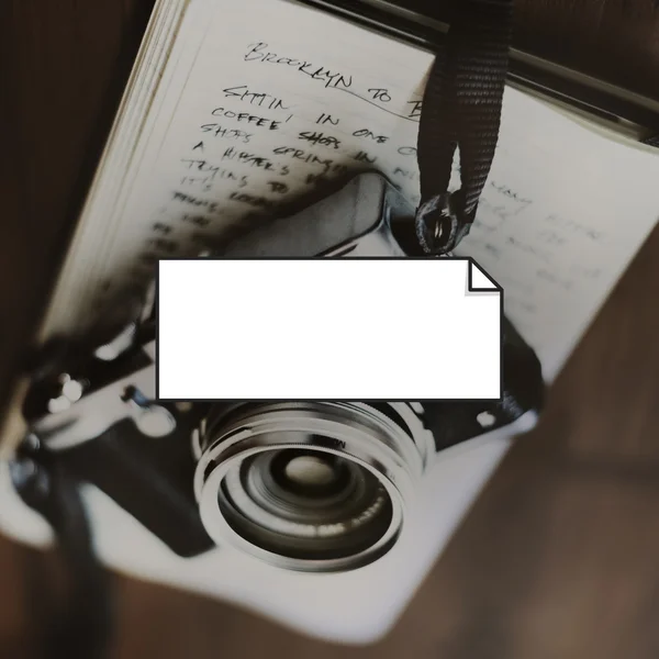 Vintage aparatu i pamiętnik — Zdjęcie stockowe