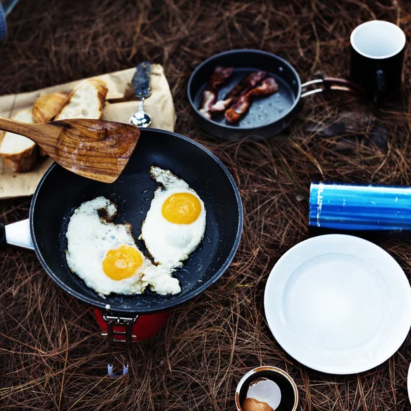 Cooking breakfast outdoors — Stock Photo, Image