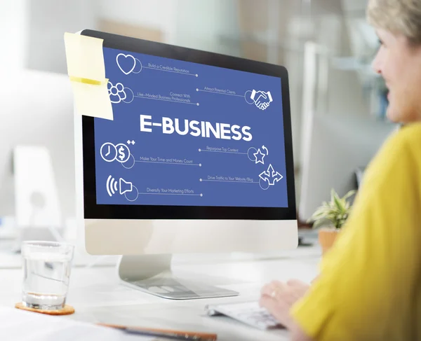 Woman working with computer — Stock Photo, Image