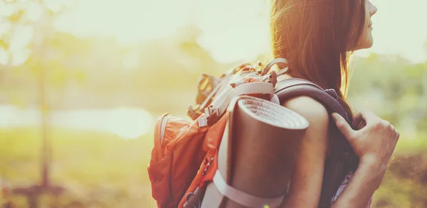 Chica viajando con mochila —  Fotos de Stock