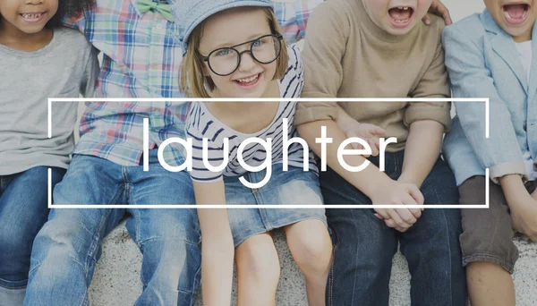 Kinderen lachen en plezier hebben — Stockfoto