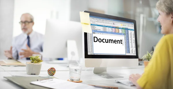 Femme avec ordinateur au bureau — Photo