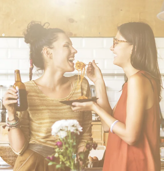 Mujer degustación de alimentos —  Fotos de Stock