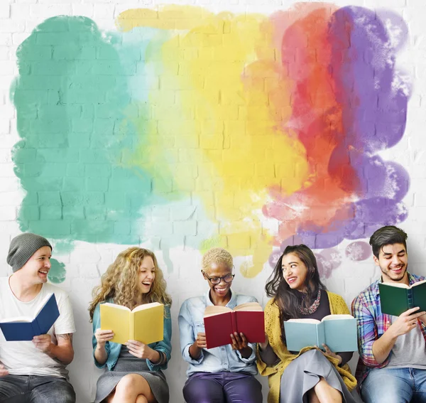 Grupo de pessoas lendo livros — Fotografia de Stock