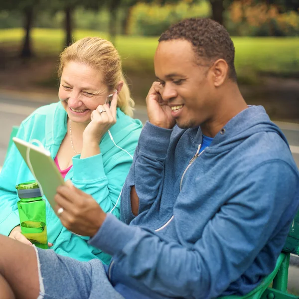 Pareja escuchando música juntos — Foto de Stock