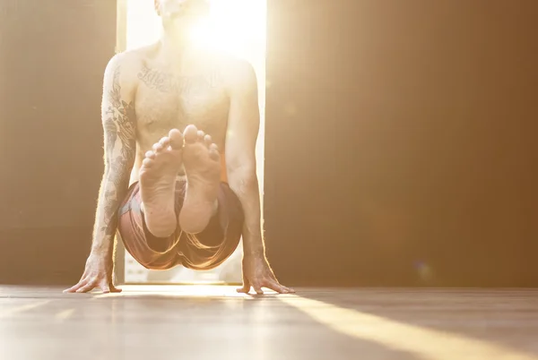 Man Yoga praxis koncept — Stockfoto