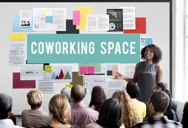 Personer på seminar med coworking space – stockfoto