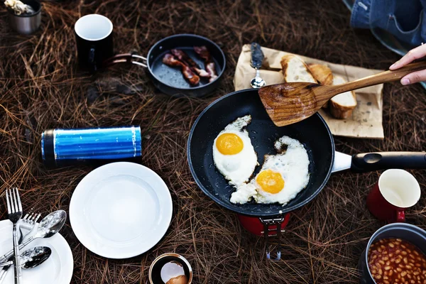 Cozinhar café da manhã ao ar livre — Fotografia de Stock