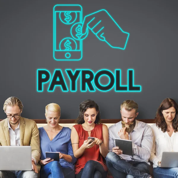 Mensen zitten met apparaten en Payroll — Stockfoto