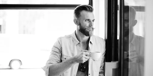 Hombre tomando un descanso de café — Foto de Stock