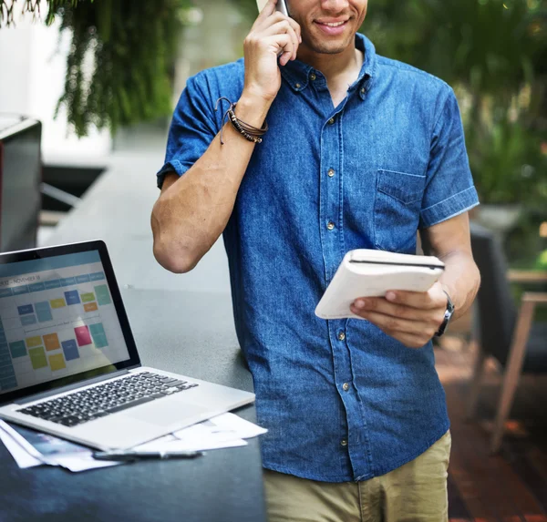 Uomo che parla sul cellulare — Foto Stock