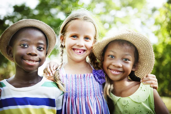 Niños multiétnicos al aire libre — Foto de Stock