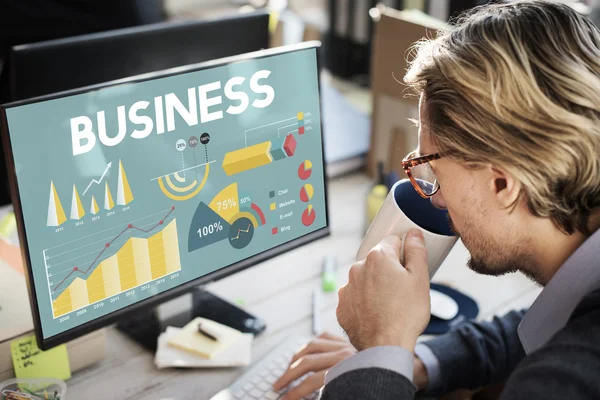 Homme avec ordinateur travaillant au bureau — Photo