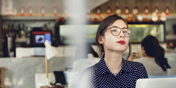 Schöne Frau im Café — Stockfoto