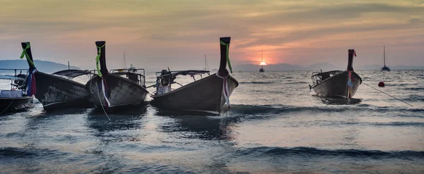 Βάρκες στην ειρηνική θάλασσα — Φωτογραφία Αρχείου