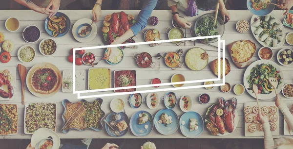 Menschen und Essen mit Abzeichen — Stockfoto