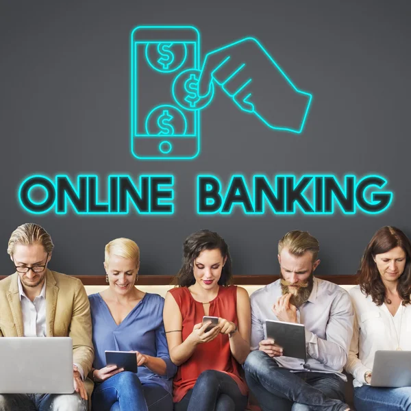 Άνθρωποι που κάθονται με συσκευές και Online Banking — Φωτογραφία Αρχείου