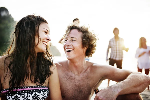 Doux couple à la plage — Photo