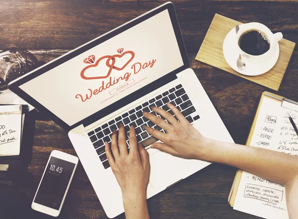 Vrouw die werkt met laptop in café — Stockfoto