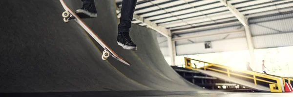 Casual man springen met skateboard — Stockfoto