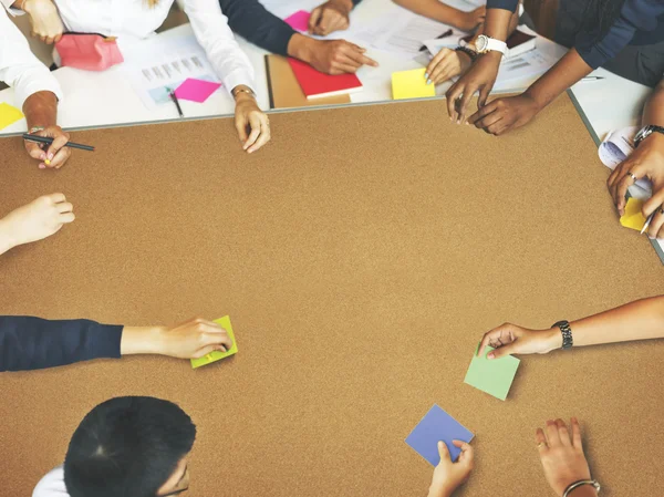 Leerlingen brainstormen in Universiteit — Stockfoto