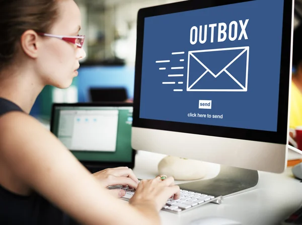 Geschäftsfrau arbeitet am Computer mit Outbox — Stockfoto