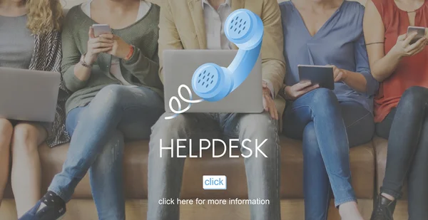 Az emberek ülnek, az eszközökkel és Helpdesk — Stock Fotó