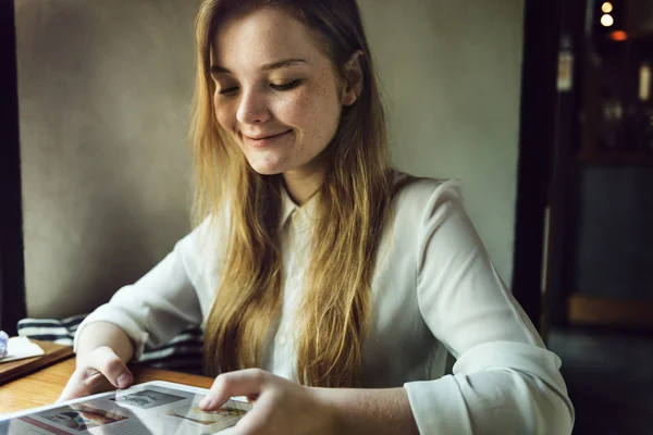 Young girl Using Smart Phone — Stock Photo, Image