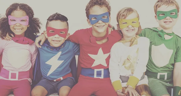 孩子们在超级英雄的服装 — 图库照片