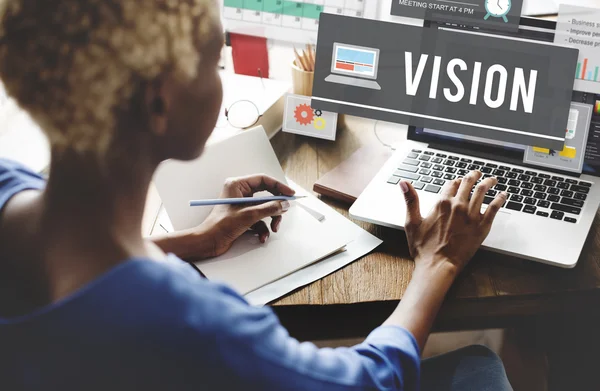 Vrouw werkt met laptop — Stockfoto