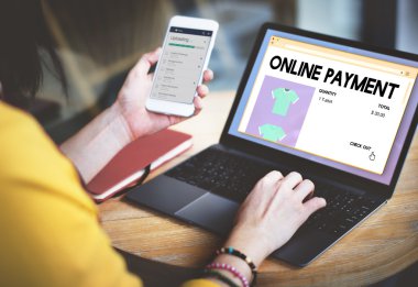 Ofiste laptop kullanan bir kadın