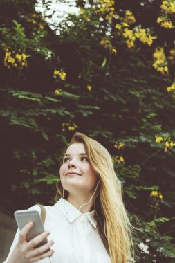 Akıllı telefon kullanan genç kız.