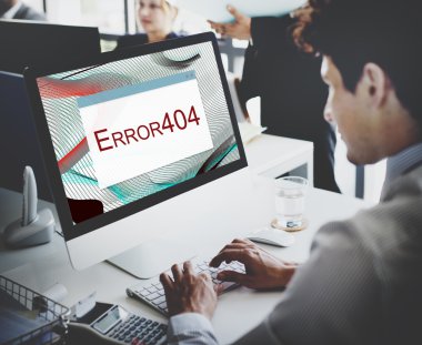 bilgisayar hata 404 ile çalışan iş adamı
