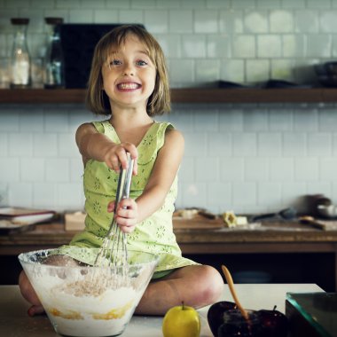 çerez hamur yoğurma kız