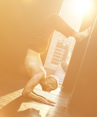 Adam Yoga pratik kavramı