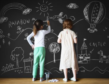 Yazı tahtası üzerinde çizim kızlar