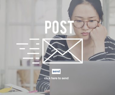 Asyalı kadın laptop ile çalışma 