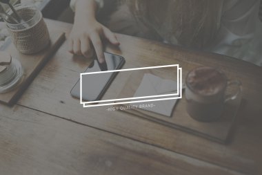 Akıllı telefon kullanan genç kız.