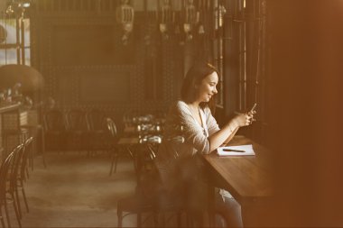 Dijital aygıt kullanan kadın 