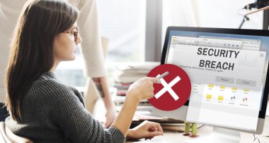monitörde gösterilen kadın
