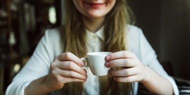 kadın içki içecek