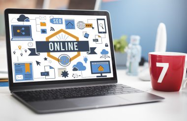 masa üstünde laptop açık