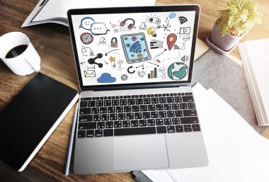 Laptop ahşap masada.