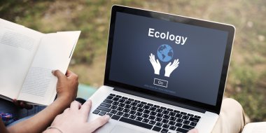 İnsanlar internet'te sörf