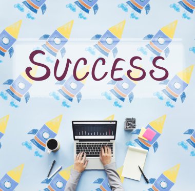 laptop ile çalışan kişi 