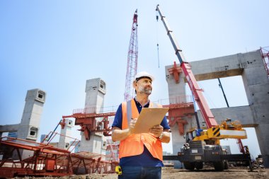 İnşaat işçisi kask içinde