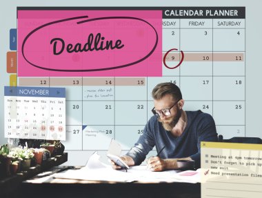 Yakışıklı adam belgeleriyle çalışma