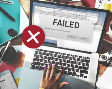 Dizüstü bilgisayarla çalışan kadın