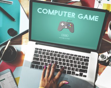 Dizüstü bilgisayarla çalışan kadın