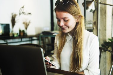 Akıllı telefon kullanan genç kız.